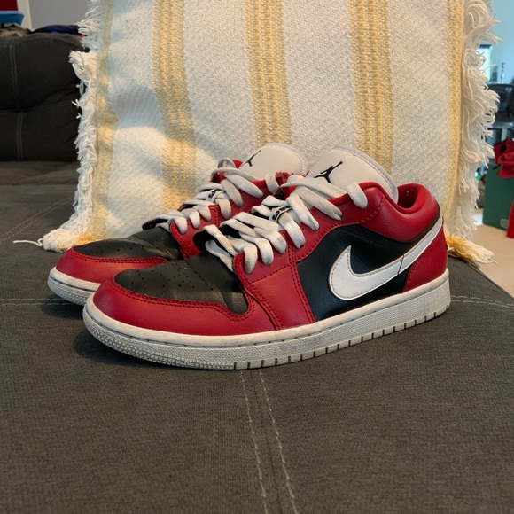 Nike Air Jordan 1s Red Black And White - Picture 1 of 8